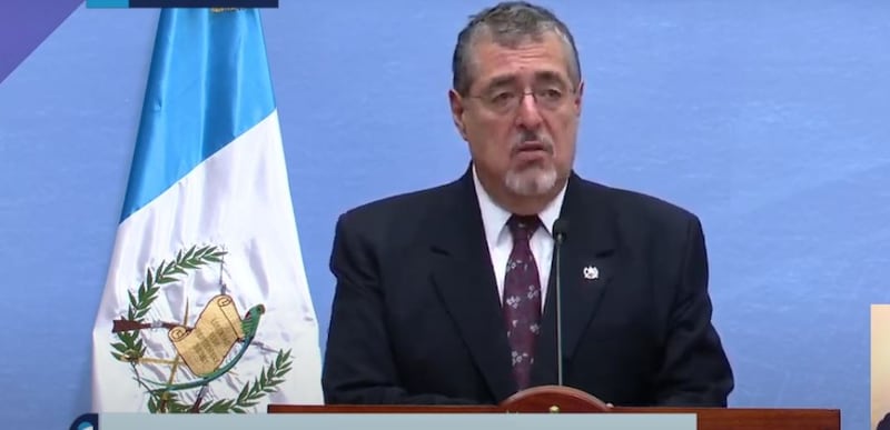 Bernardo Arévalo brinda una conferencia en el Palacio.