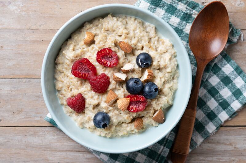 La avena es un cereal que ofrece beneficios importantes para la salud, ya que contiene una gran cantidad de proteínas (similar a la que aportan la carne, la leche o el huevo), vitaminas, minerales, grasas insaturadas y más. Foto: Freepik.