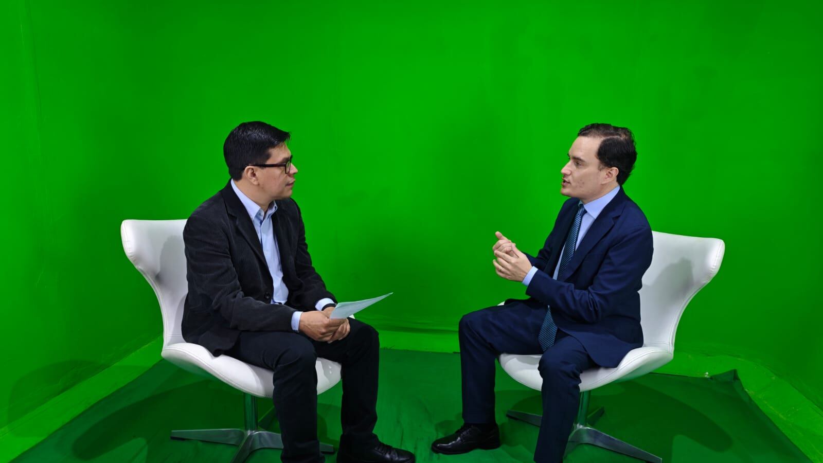 Javier Bauer, presidente de la Superintendencia de Competencia, durante la entrevista en el estudio de Publinews. Foto: Stanley Herrarte