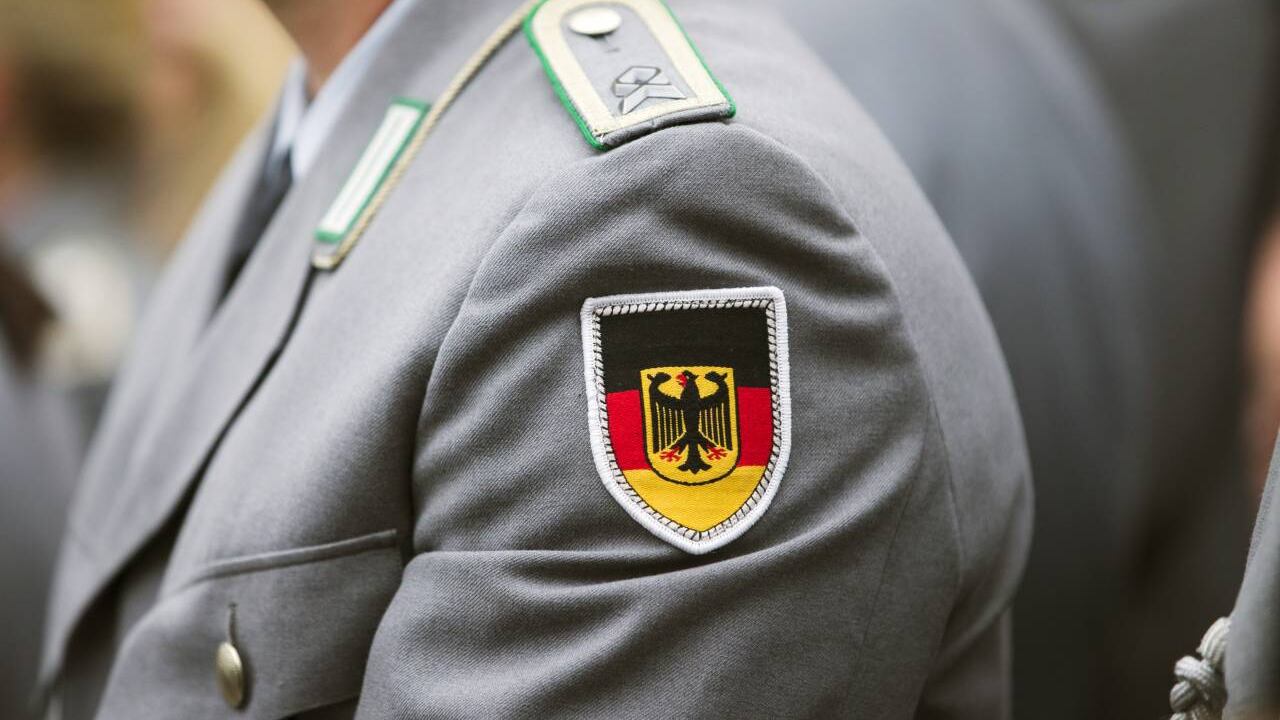 ¡Filmada sin su consentimiento! Oficial del ejército alemán habría hecho una transmisión en directo con su cita