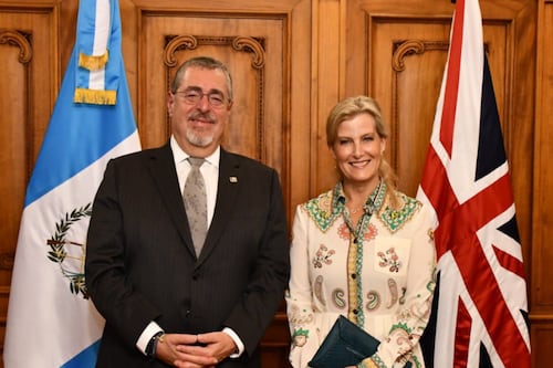 Presidente Arévalo recibe a la duquesa de Edimburgo en el Palacio Nacional de la Cultura