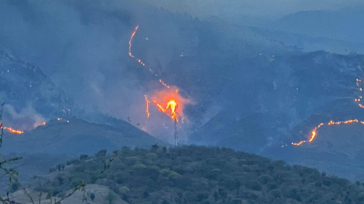 Incendio forestal activo en Sierra de Las Minas, Zacapa