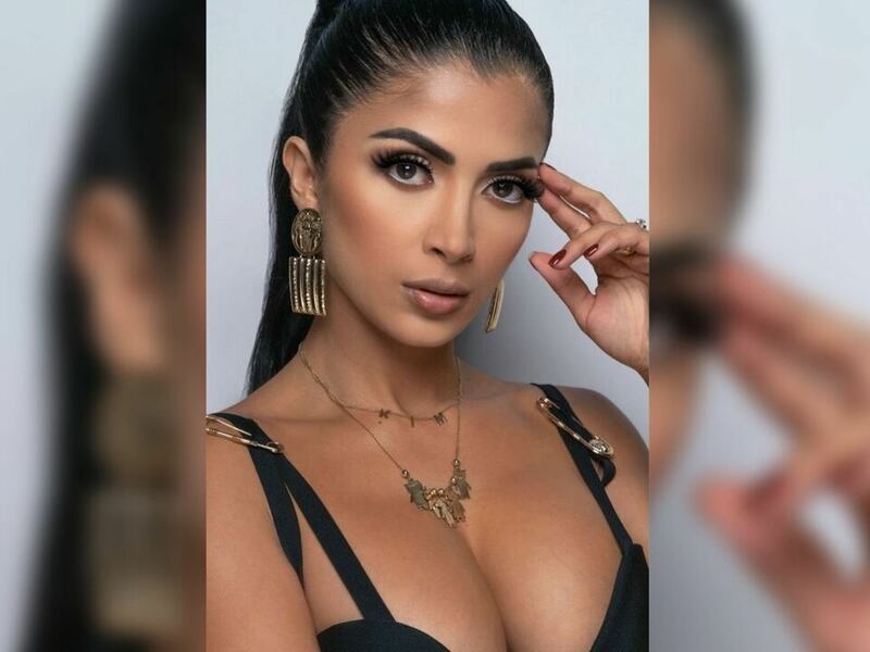 Kimberly Flores aparece completamente rapada