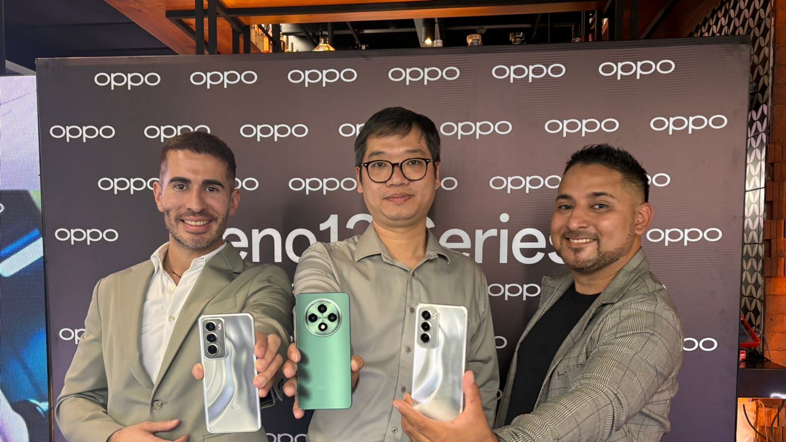 De izquierda a derecha: Javier López, director comercial Mercado, Clark Zhong, director de OPPO para Centroamérica y el Caribe y Mauro Navichoque, master training.