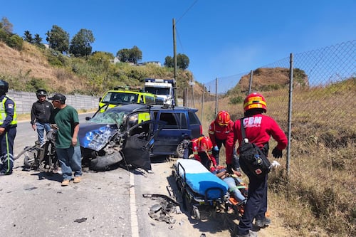 Vehículo vuelca en la entrada a la colonia Marianita, zona 6 de Villa Nueva