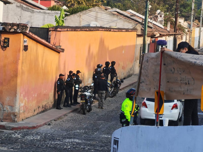 Policías en la entrada de Antigua Guatemala donde se desarrolla la elección de magistrados de la CC por la Usac.