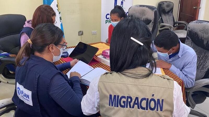 Asisten a 10 familias migrantes víctimas por tráiler abandonado en Texas