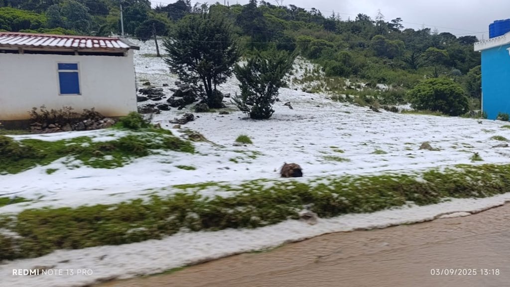 En las imágenes se observa como los campos están cubiertos de granizo blanco. Foto: Clima de Guatemala