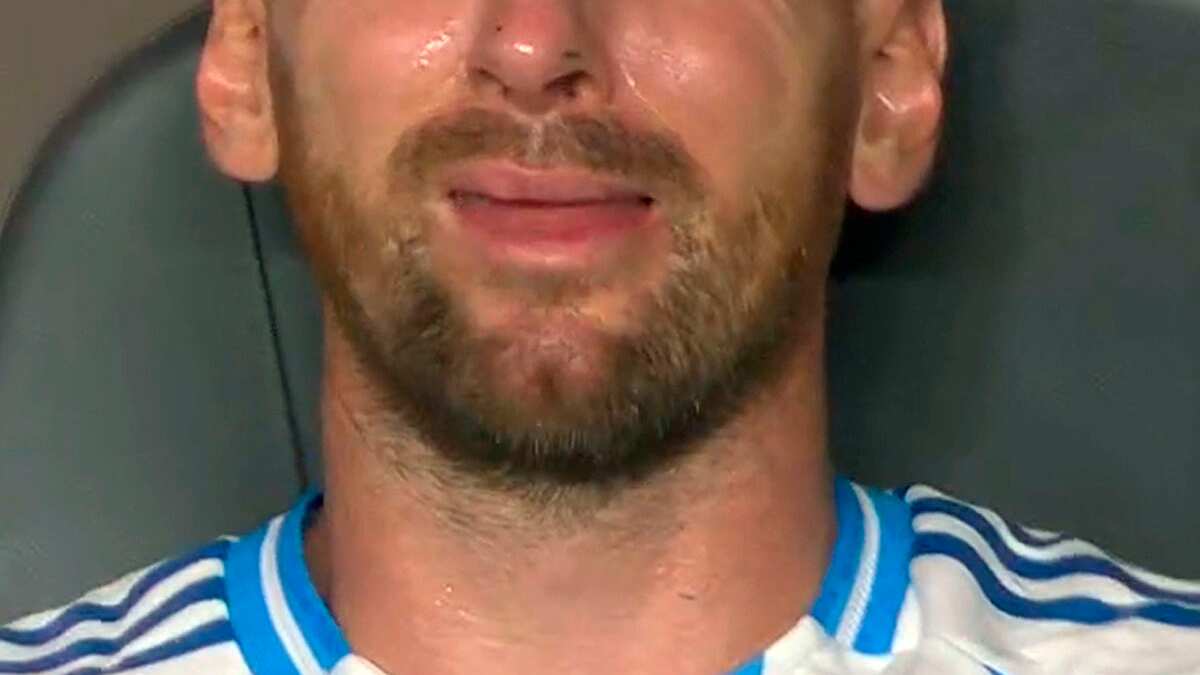 Messi dejó la cancha y explotó en llanto en el banco.