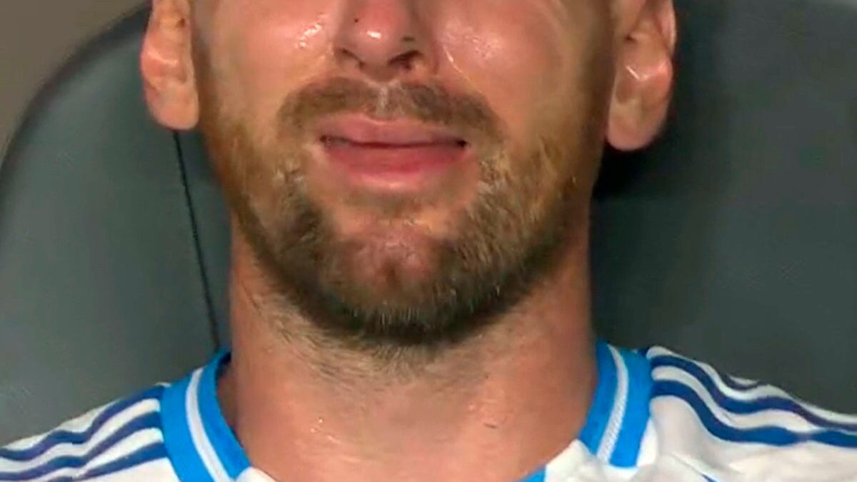 Messi dejó la cancha y explotó en llanto en el banco.