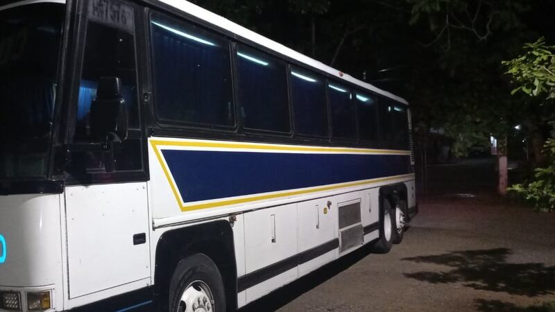 Capturan a dos conductores por transportar a 124 migrantes