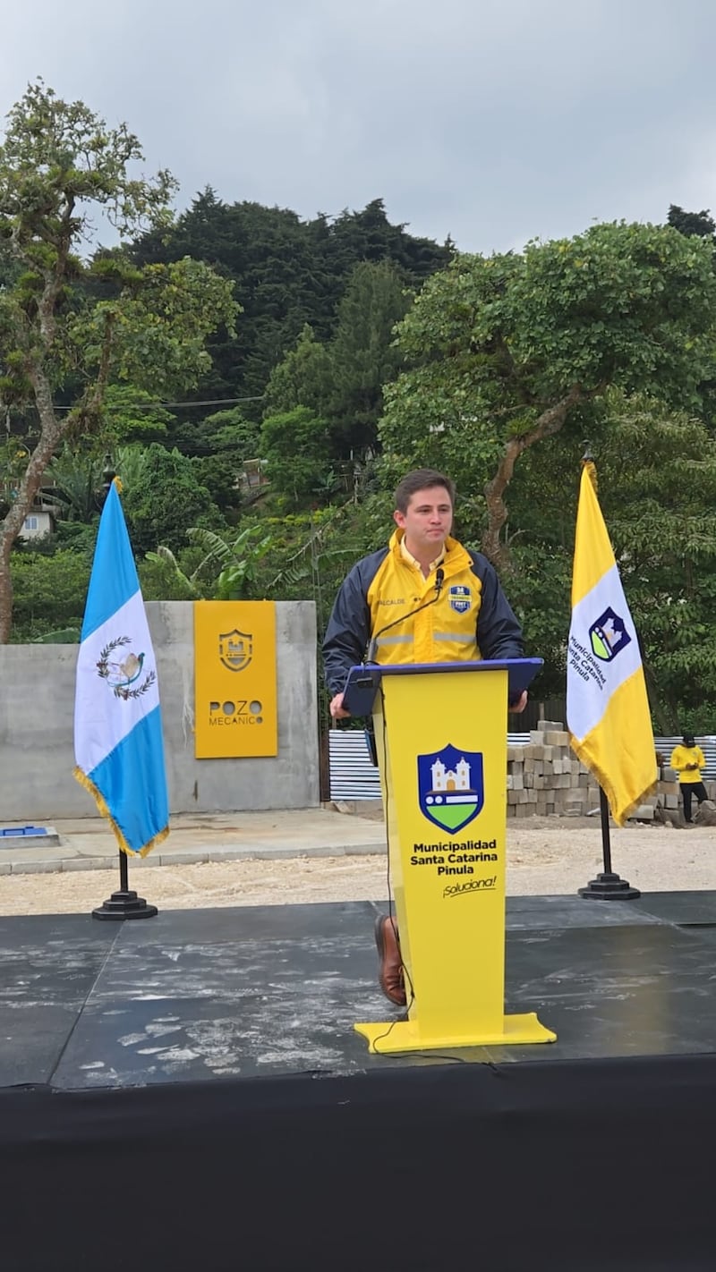 El alcalde agradeció el apoyo de los vecinos y el Cocode, al anunciar la construcción de dos pozos más, así como un polideportivo, un parque para niños. Foto: Stanley Herrarte/PUBLINEWS.