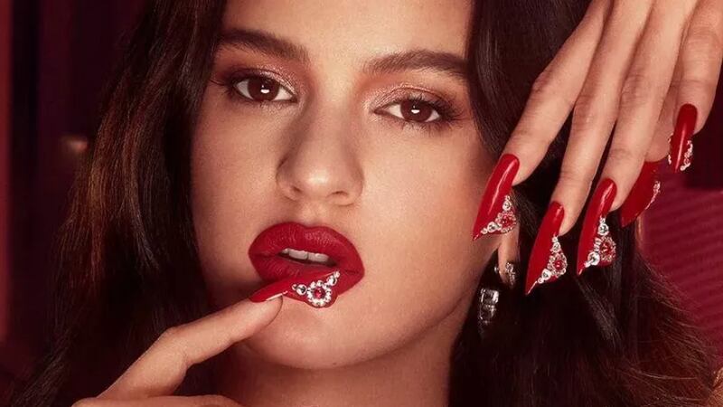 Sin censura alguna, Rosalía aparece en traje de baño traslúcido