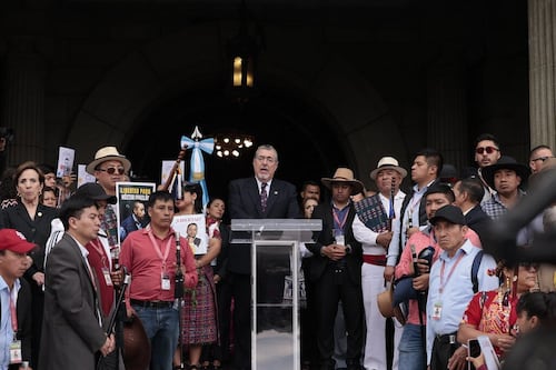 Presidente Bernardo Arévalo acompañado de funcionarios y de autoridades indígenas