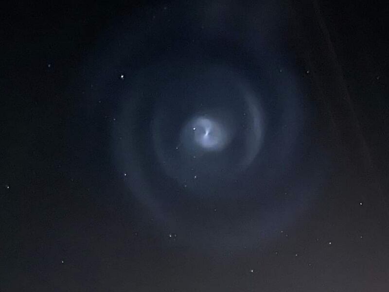 Espirales azules aparecen en el cielo; expertos explican qué son