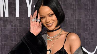 Rihanna comparte sexy foto donde sus senos resaltan y acaparan las miradas