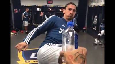 VIDEO. Zlatan Ibrahimović hace el reto &#34;Bottle Cap Challenge&#34; y este es el resultado...