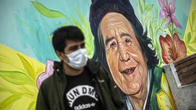 FOTOS. Muralista peruano plasma en las calles los rostros de los fallecidos por Covid-19