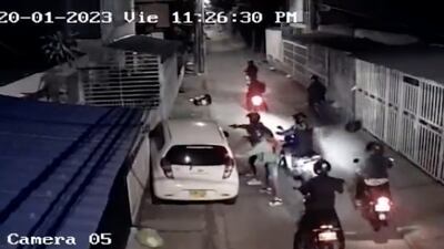VIDEO. Banda de motoladrones intenta asaltar a tripulantes de vehículo