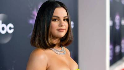 Selena Gomez enamora al reaparecer con sensual atuendo en los  American Music Awards