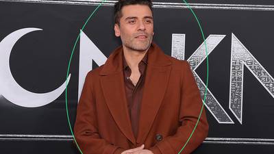 El guatemalteco Oscar Isaac llega a la Met Gala enfundado en curiosa falda