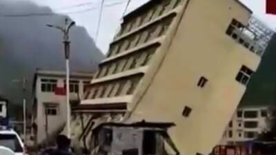 ¡Impactante! Edificio se derrumba por las inundaciones en China