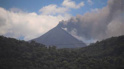 Volcán de Pacaya expulsa arena en nueva erupción