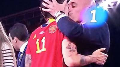 ¡Escándalo en España! Presidente de la Federación besa a jugadora en pleno festejo