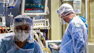Tras sobrevivir al COVID-19, paciente recibe factura por un millón de dólares del hospital