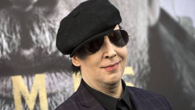 VIDEO. Marilyn Manson resulta herido al caerle encima parte de la escenografía en concierto en vivo
