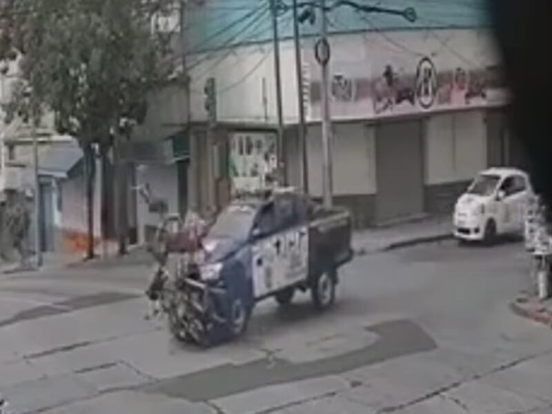 VIDEO. Dos personas que se conducían en moto fueron arrolladas por una patrulla de la PNC