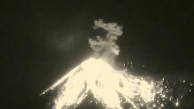 VIDEO. Potente explosión en el volcán de Fuego causa incendio forestal