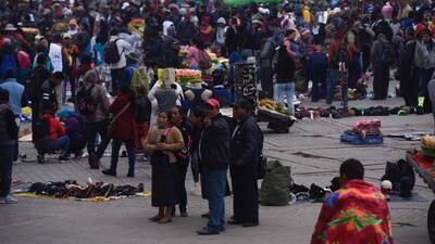 Maestros se reúnen en plaza El Obelisco previo a iniciar manifestación