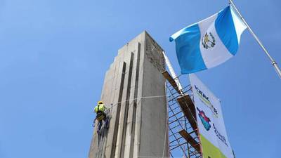 Realizan limpieza de Plaza Obelisco en el marco de las fiestas patrias