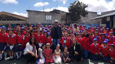 Jon Secada realizó una visita sorpresa a escuela y a fundación guatemalteca