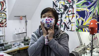 Ante escasez, ciudadanos en Hong Kong realizan sus propias mascarillas por coronavirus