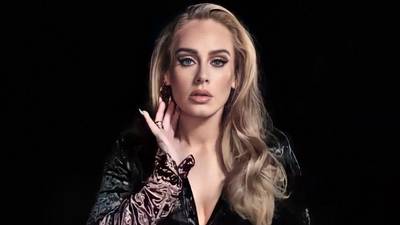 Adele luce su espectacular figura en doble portada para Vogue