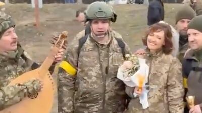 Video: soldados ucranianos se casan en Kiev en medio de invasión rusa