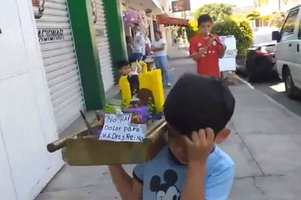 Internautas reaccionan al video de los niños que juegan a cargar la procesión