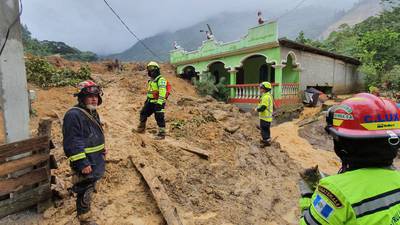 Alcaldes de Mixco y de Sipacate llevan ayuda a zonas afectadas de Alta Verapaz