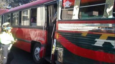 Diez heridos por colisión de autobuses en la calzada San Juan