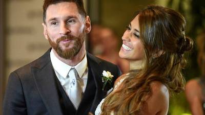 Las mejores fotos de Messi y Antonela en su boda y los besos de la pareja