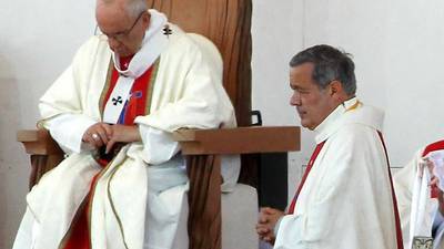 El Papa acepta renuncia de obispos chilenos señalados por escándalo sexual