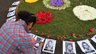 En reinicio del juicio por genocidio, recuerdan con flores a víctimas del conflicto armado