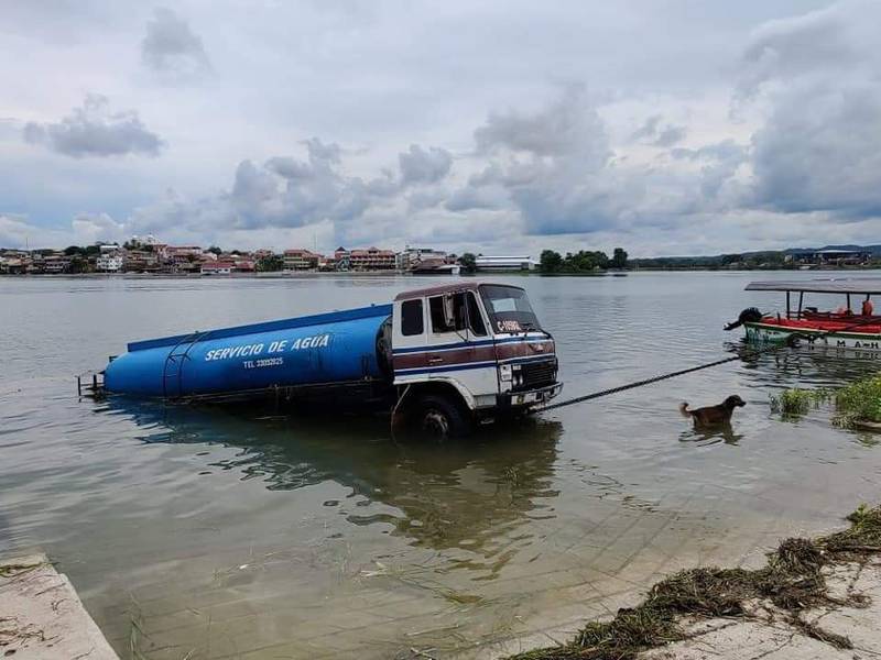 Camión cae al lago Petén Itzá y derrama combustible