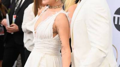 El divertido baile de Lady Gaga y Ricky Martín en la alfombra plateada de los SAG Awards