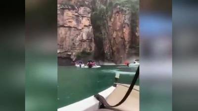 VIDEOS. Momento en que enorme roca cae sobre lanchas con turistas