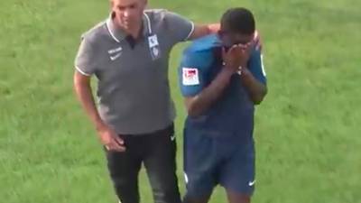 VIDEO. Futbolista es víctima de insultos racistas y se retira del partido