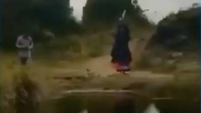 Escalofriante video muestra a una &#34;bruja&#34; en una carretera de Colombia
