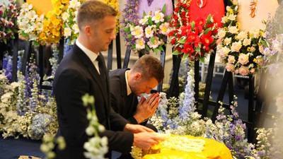 Jugadores de Leicester acuden a funeral del dueño del club